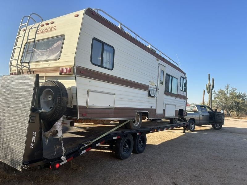 Motorhome hauled on the gooseneck trailer